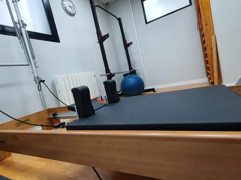 La camilla de pilates de la sala de ejercicio