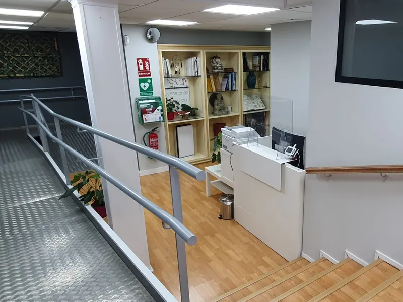 La entrada del centro, con la rampa, la recepción y la escalera